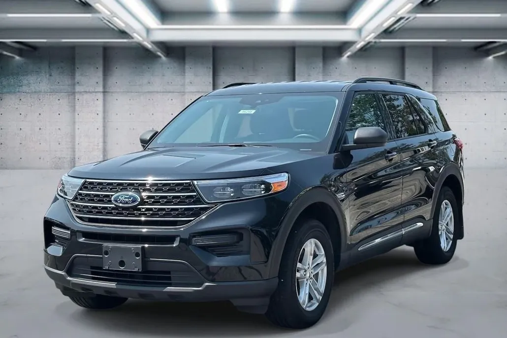 2023 Ford Explorer XLT photo 1