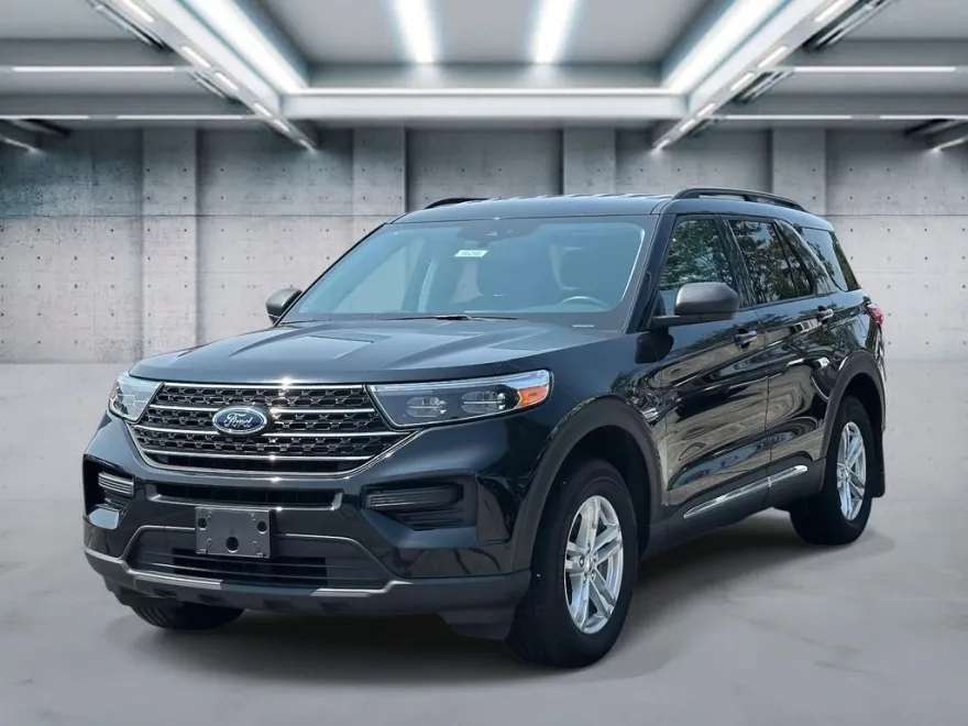 2023 Ford Explorer XLT photo 1