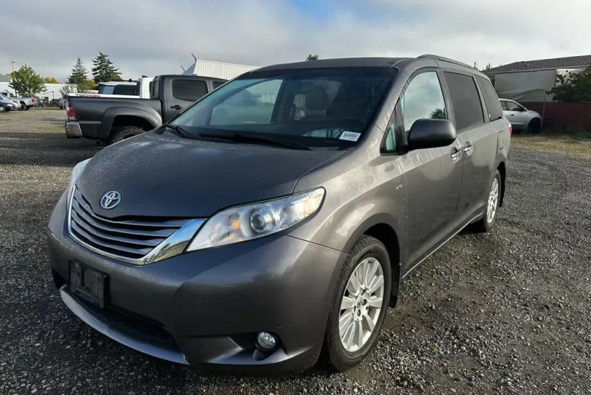 2017 Toyota Sienna XLE photo 1