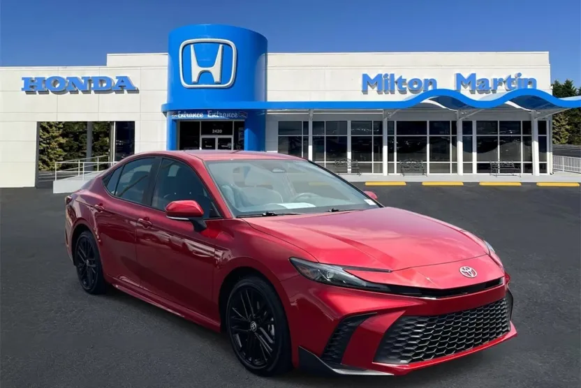 2025 Toyota Camry SE photo 1