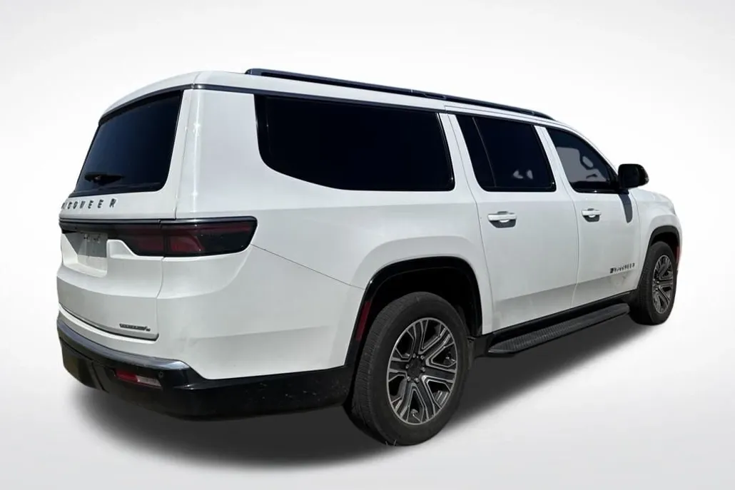 2023 Jeep Wagoneer L Series II photo 1