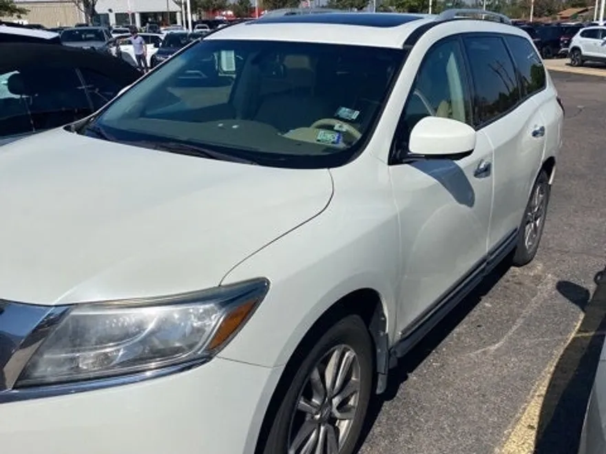 2015 Nissan Pathfinder SL photo 1