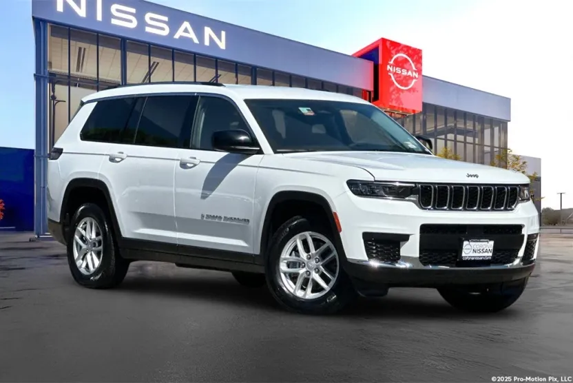2023 Jeep Grand Cherokee Laredo photo 1