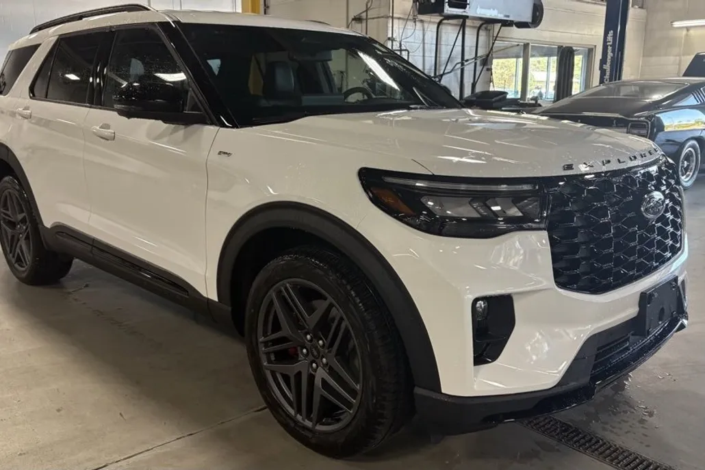 2025 Ford Explorer ST-Line photo 1