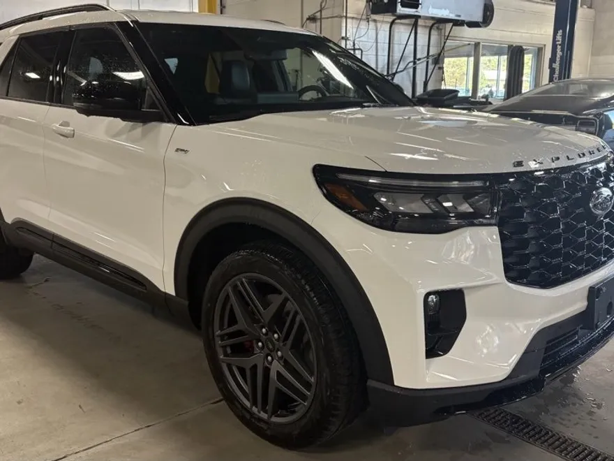 2025 Ford Explorer ST-Line photo 1