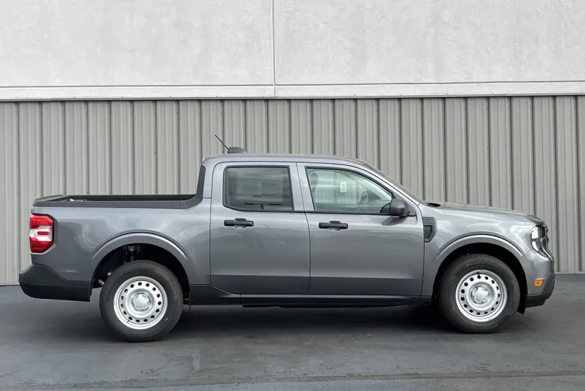2025 Ford Maverick XL photo 1