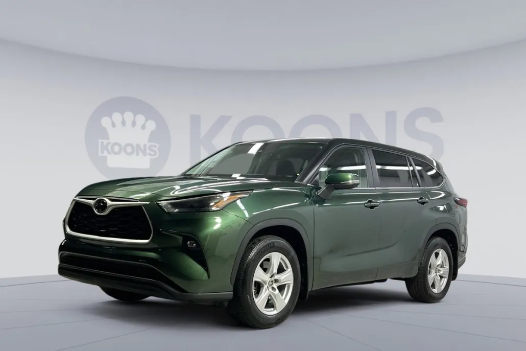 2024 Toyota Highlander LE photo 1