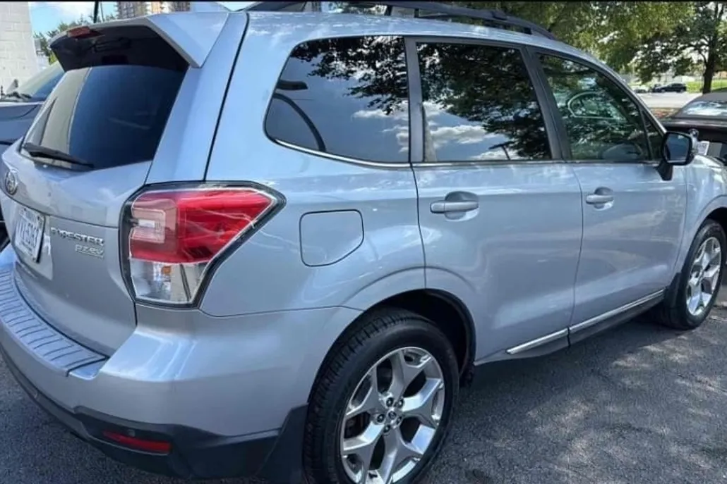 2017 Subaru Forester Touring photo 1