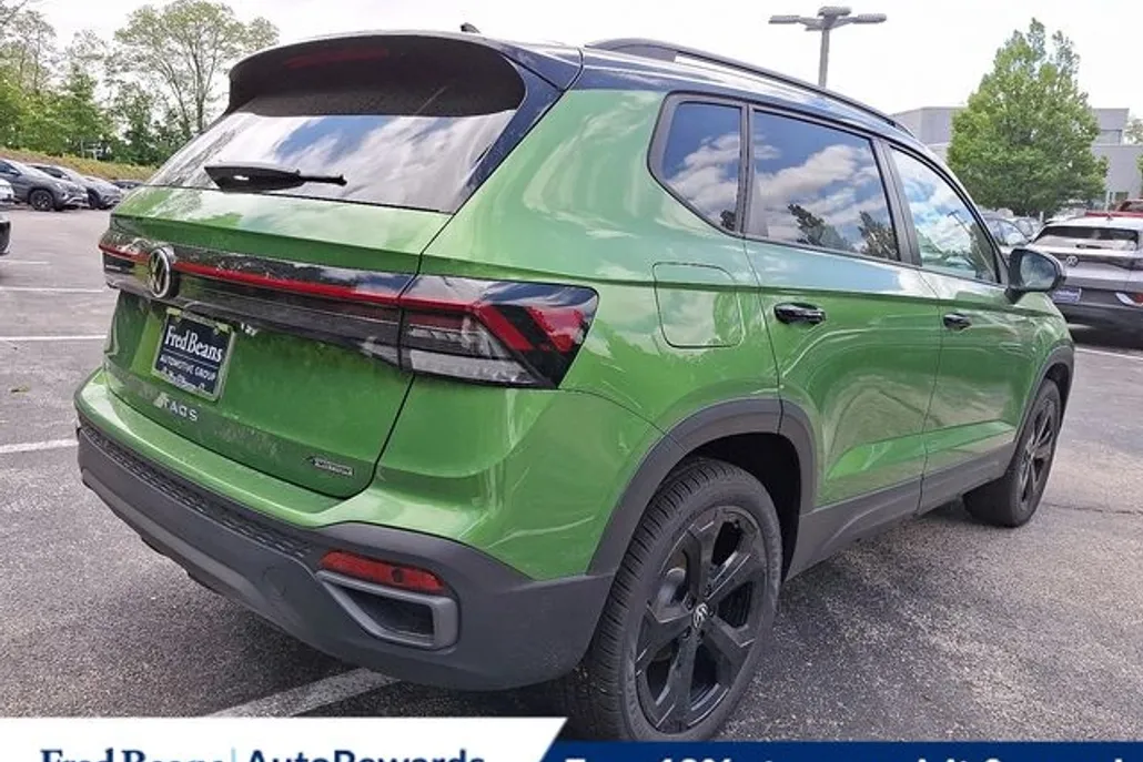2025 Volkswagen Taos SE photo 1