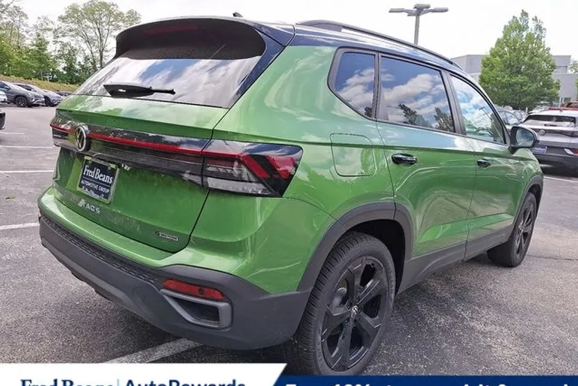 2025 Volkswagen Taos SE photo 1