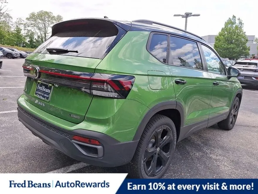 2025 Volkswagen Taos SE photo 1