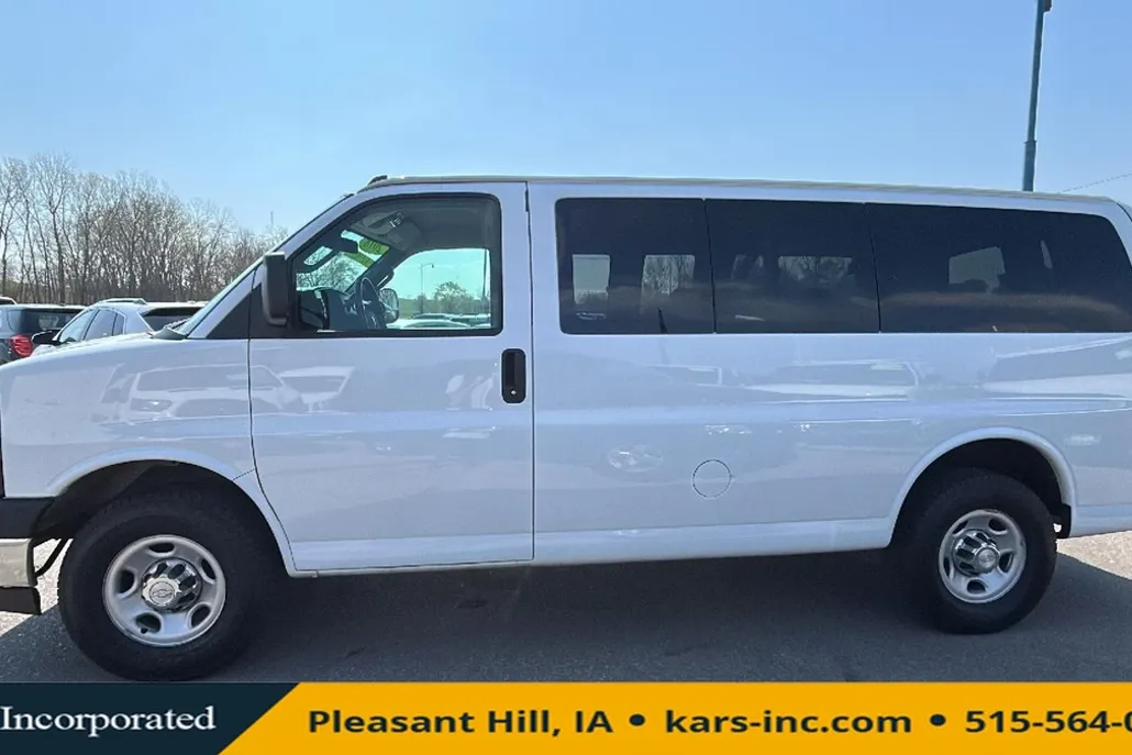 2018 Chevrolet Express Passenger LT photo 1