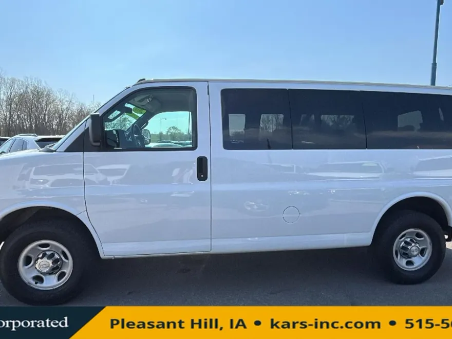 2018 Chevrolet Express Passenger LT photo 1
