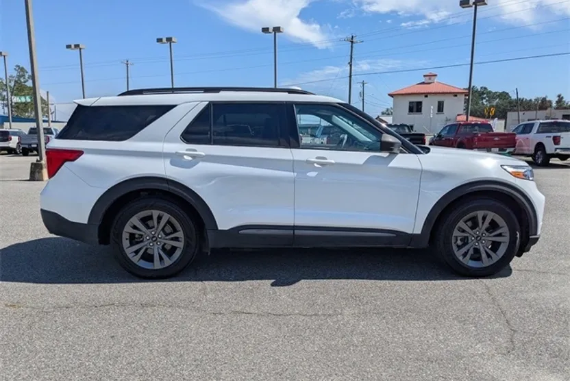 2021 Ford Explorer XLT photo 1