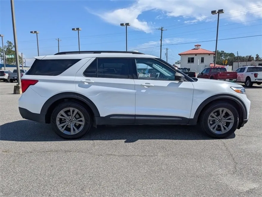 2021 Ford Explorer XLT photo 1