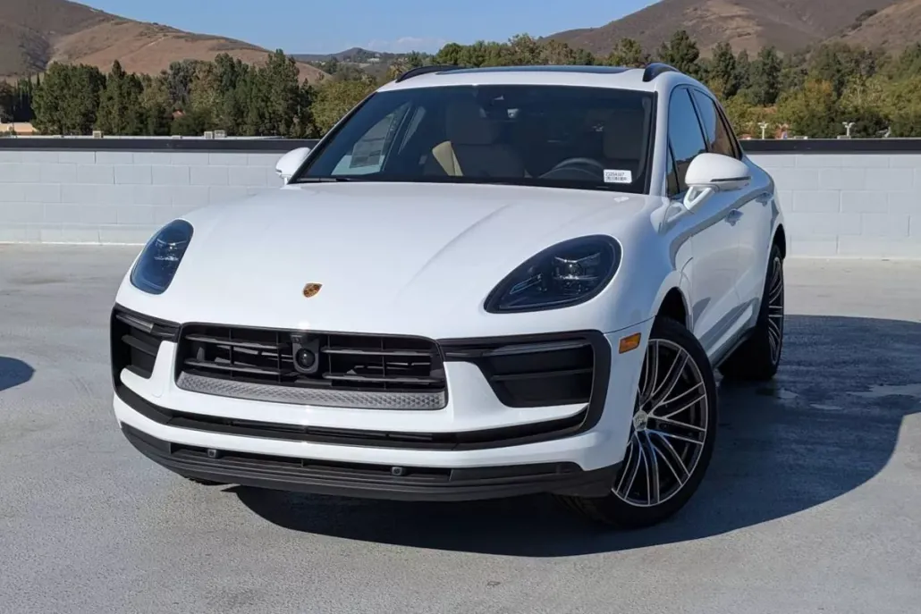 2025 Porsche Macan T photo 1