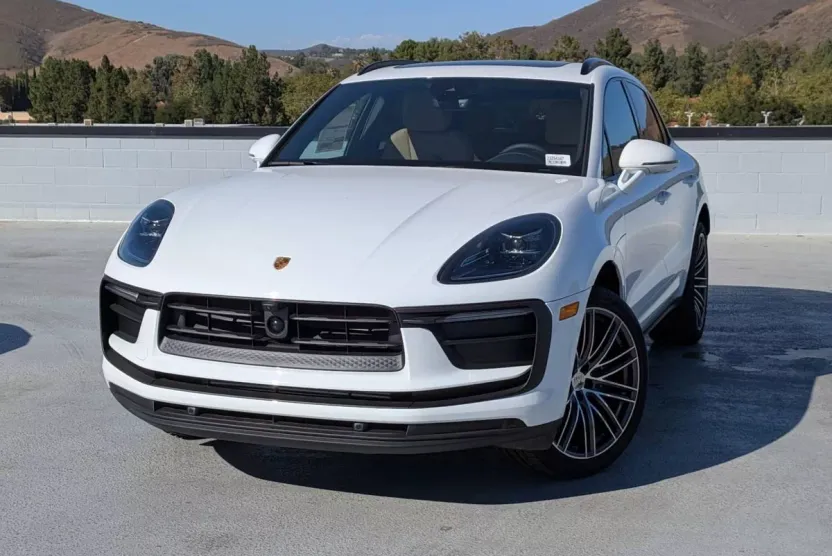 2025 Porsche Macan T photo 1