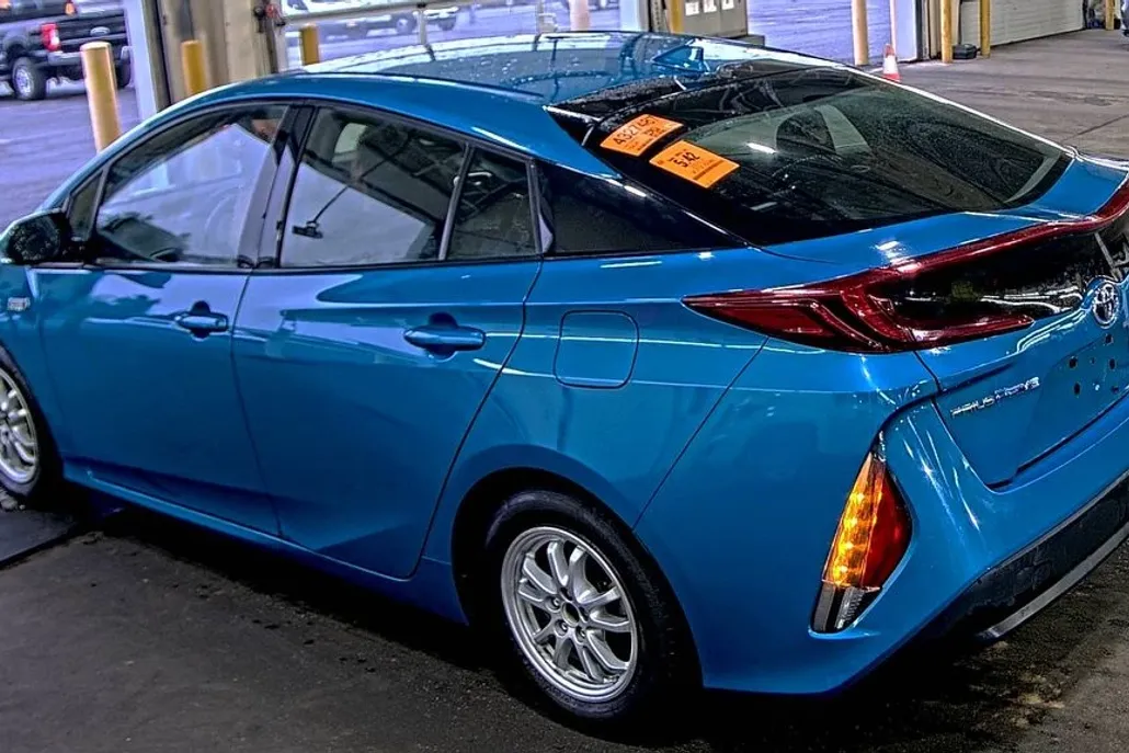 2017 Toyota Prius Prime Plus photo 1