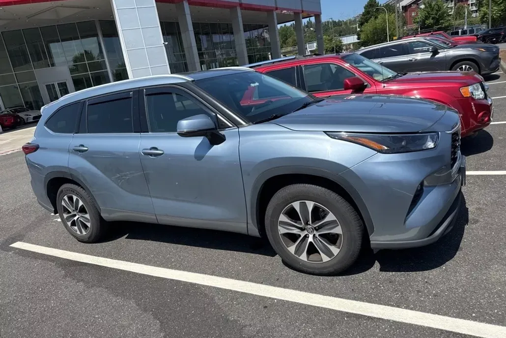 2022 Toyota Highlander XLE photo 1