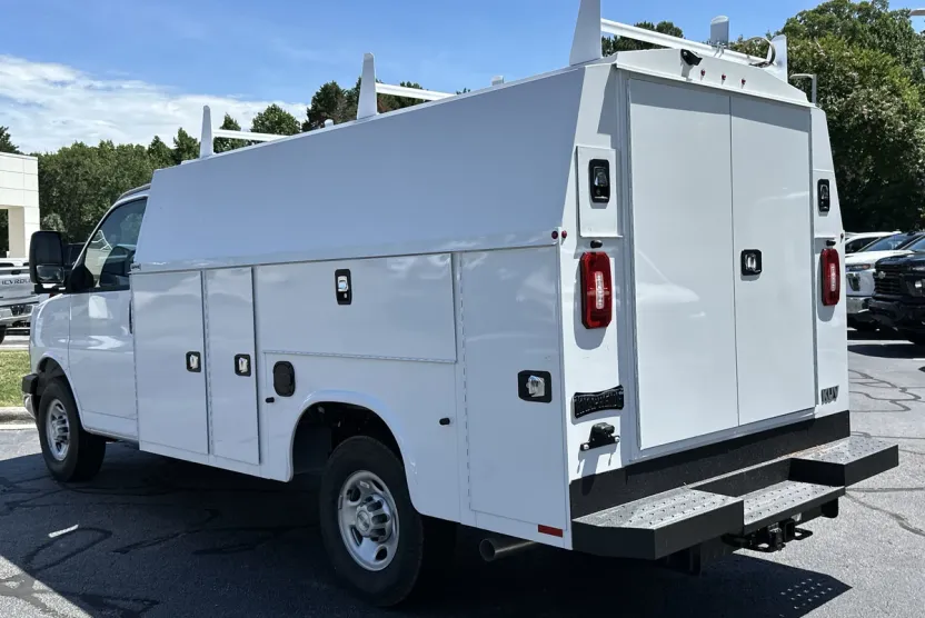 2024 Chevrolet Express Cutaway 3500 photo 1