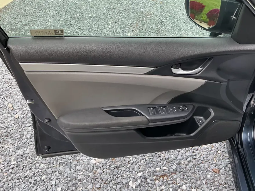 2018 Honda Civic LX photo 1