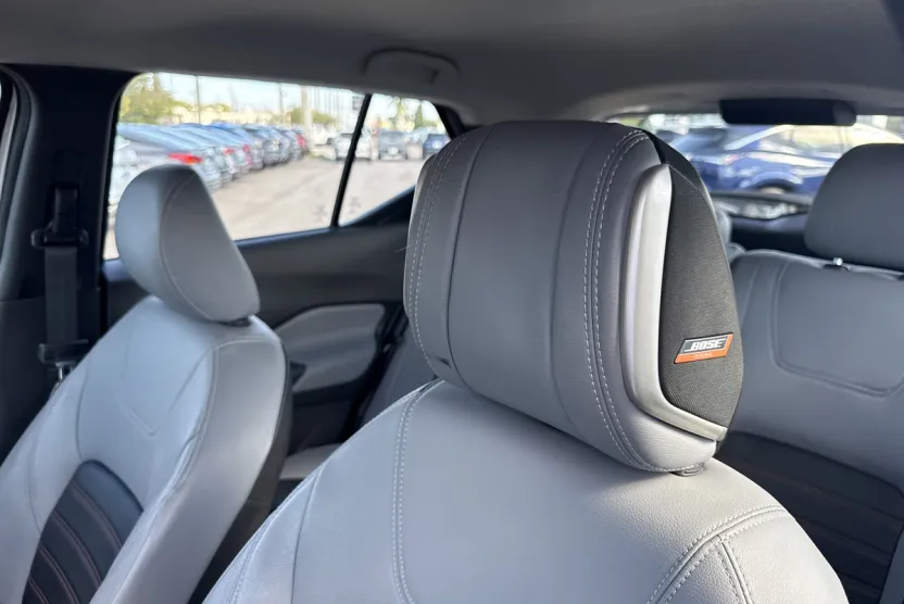 2023 Nissan Kicks SR photo 1