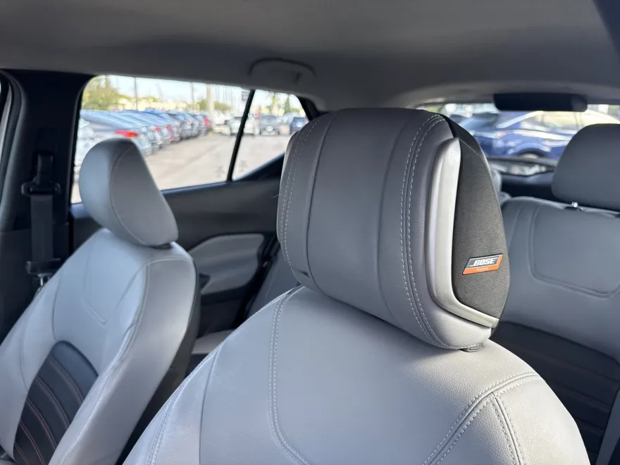 2023 Nissan Kicks SR photo 1