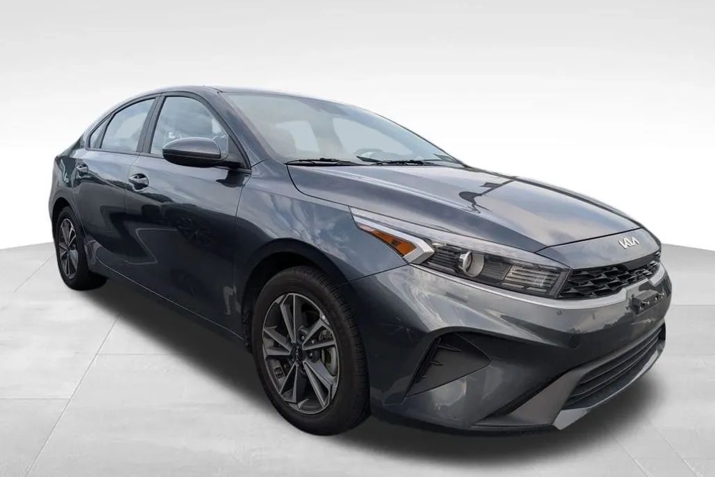 2023 Kia Forte LXS photo 1