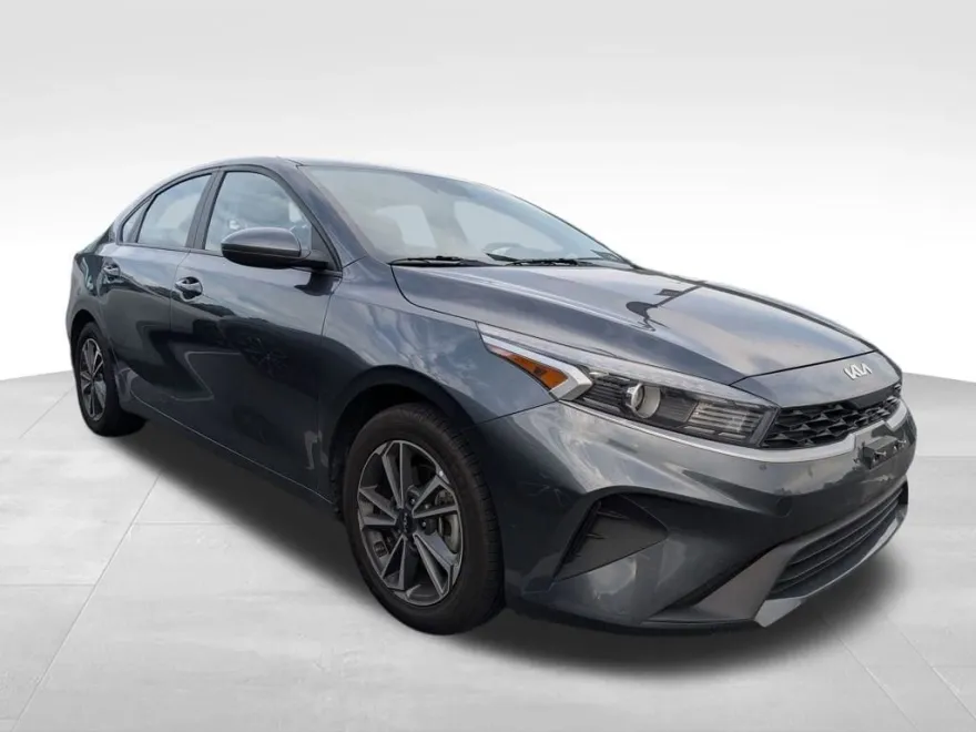 2023 Kia Forte LXS photo 1