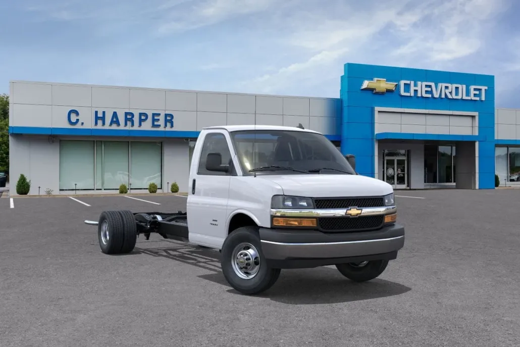 2025 Chevrolet Express Cutaway 3500 photo 1