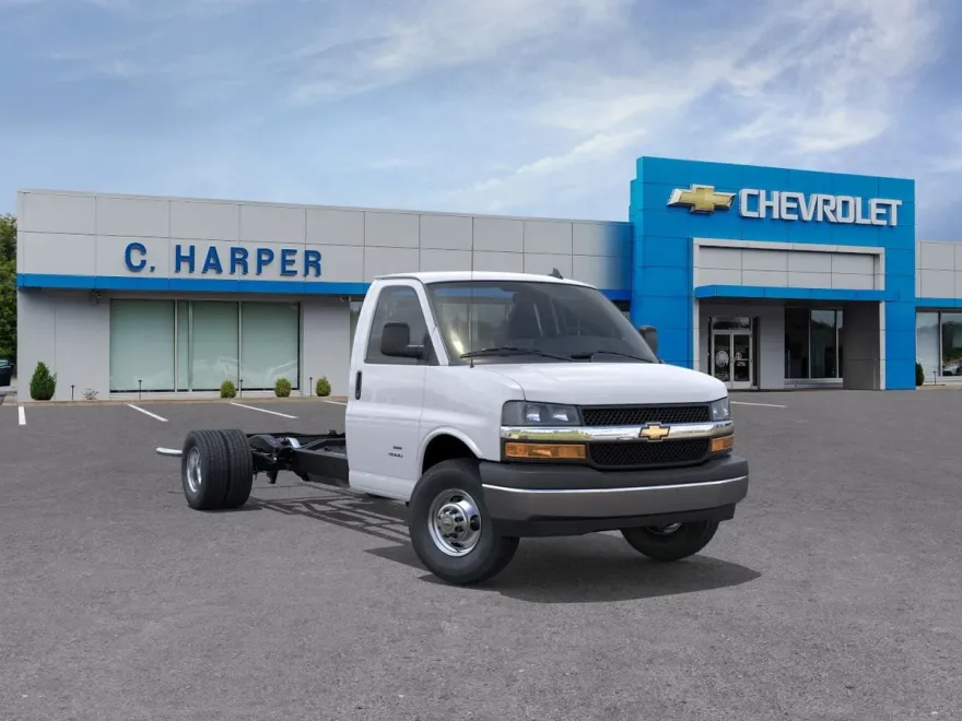 2025 Chevrolet Express Cutaway 3500 photo 1