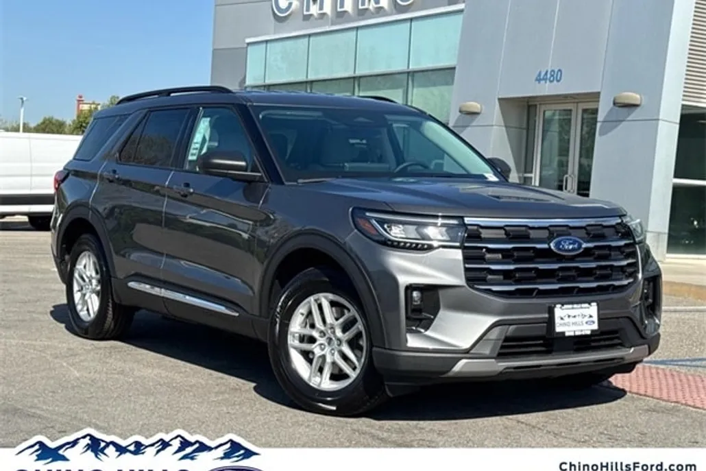 2025 Ford Explorer photo 1