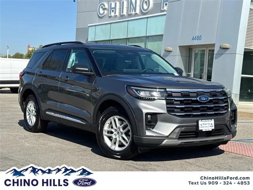 2025 Ford Explorer photo 1
