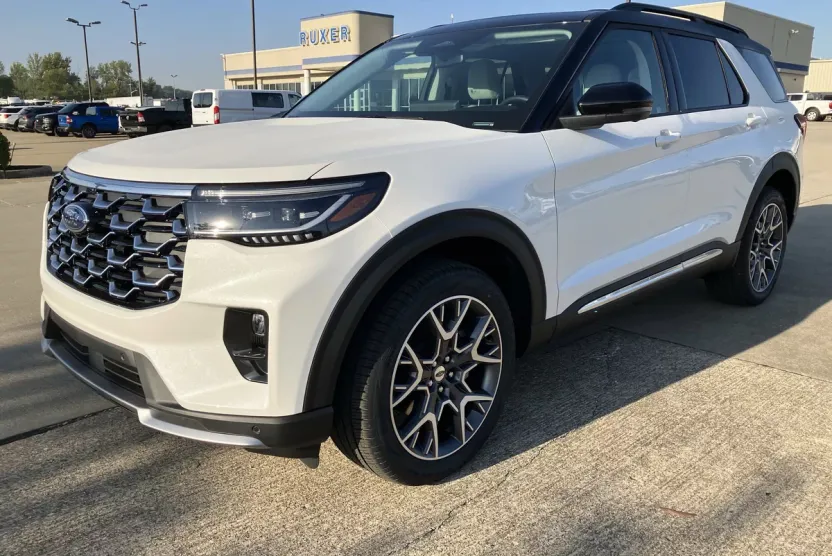2025 Ford Explorer Platinum photo 1