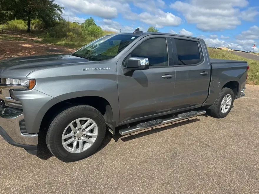 2019 Chevrolet Silverado 1500 LT photo 1