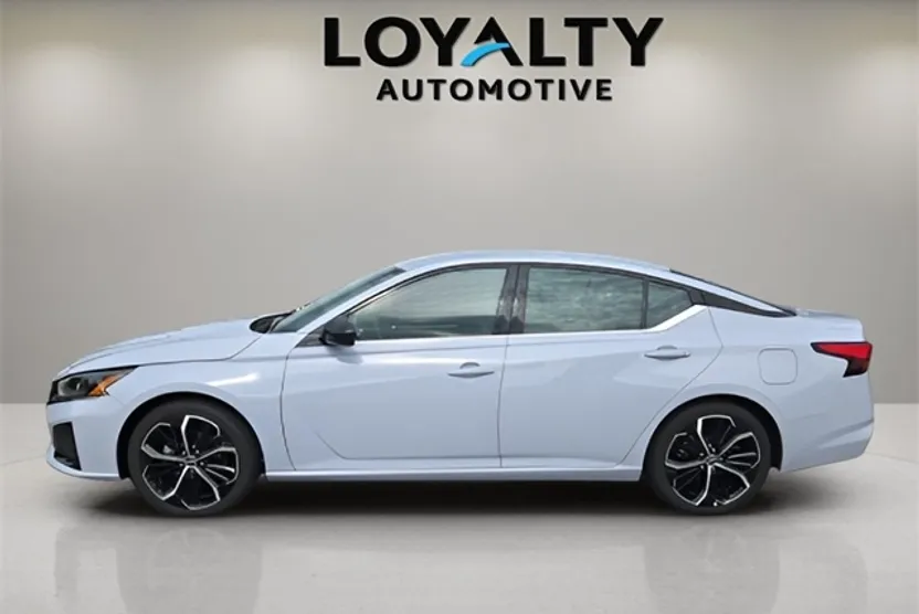 2024 Nissan Altima 2.5 SR photo 1