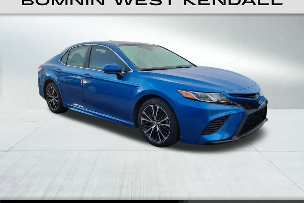 2020 Toyota Camry SE photo 1