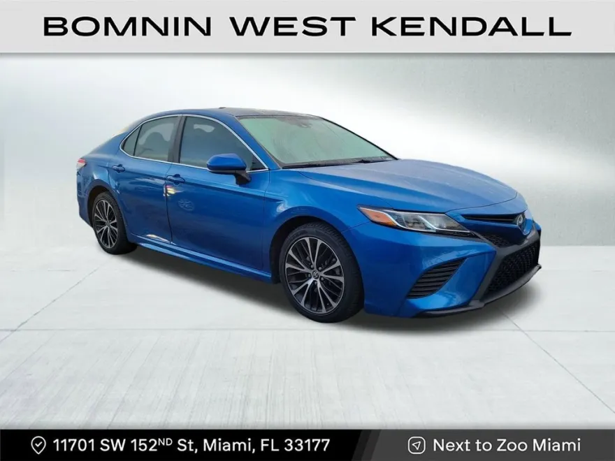 2020 Toyota Camry SE photo 1