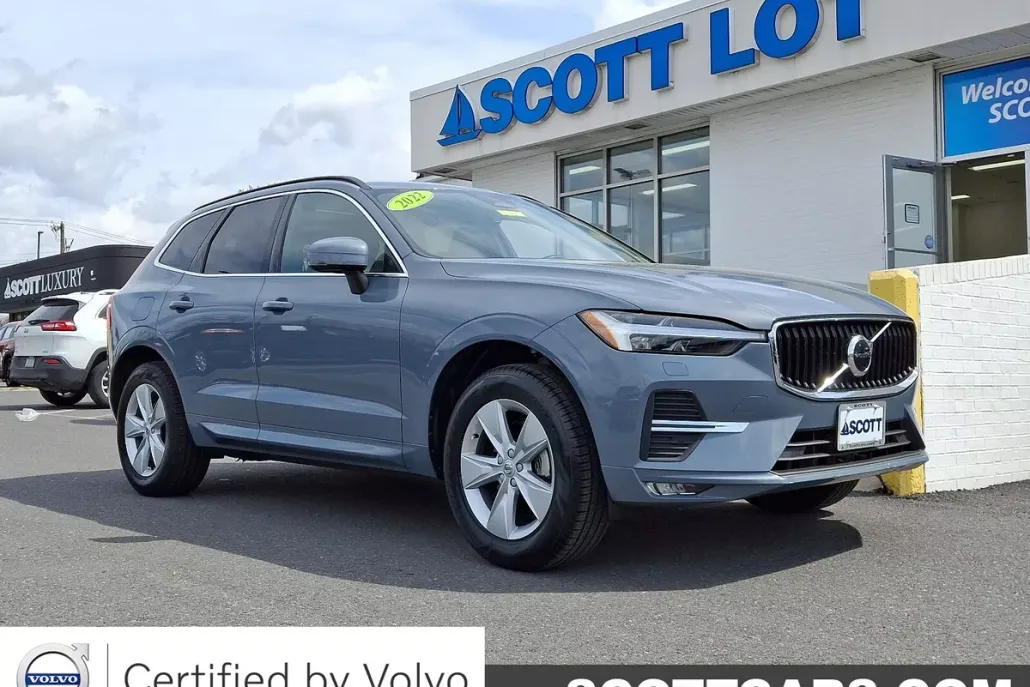 2022 Volvo XC60 B5 Momentum photo 1