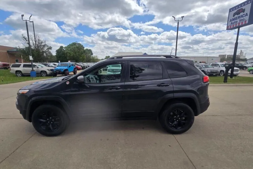 2016 Jeep Cherokee Trailhawk photo 1
