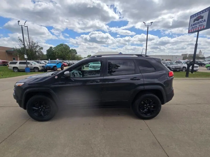 2016 Jeep Cherokee Trailhawk photo 1