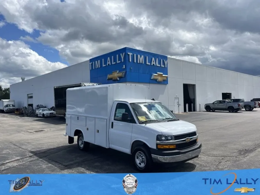 2025 Chevrolet Express 3500 Cutaway Van photo 1