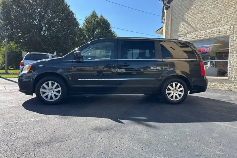 2015 Chrysler Town & Country Touring photo 1