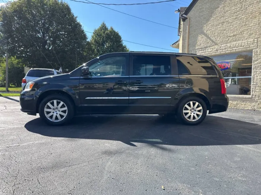 2015 Chrysler Town & Country Touring photo 1