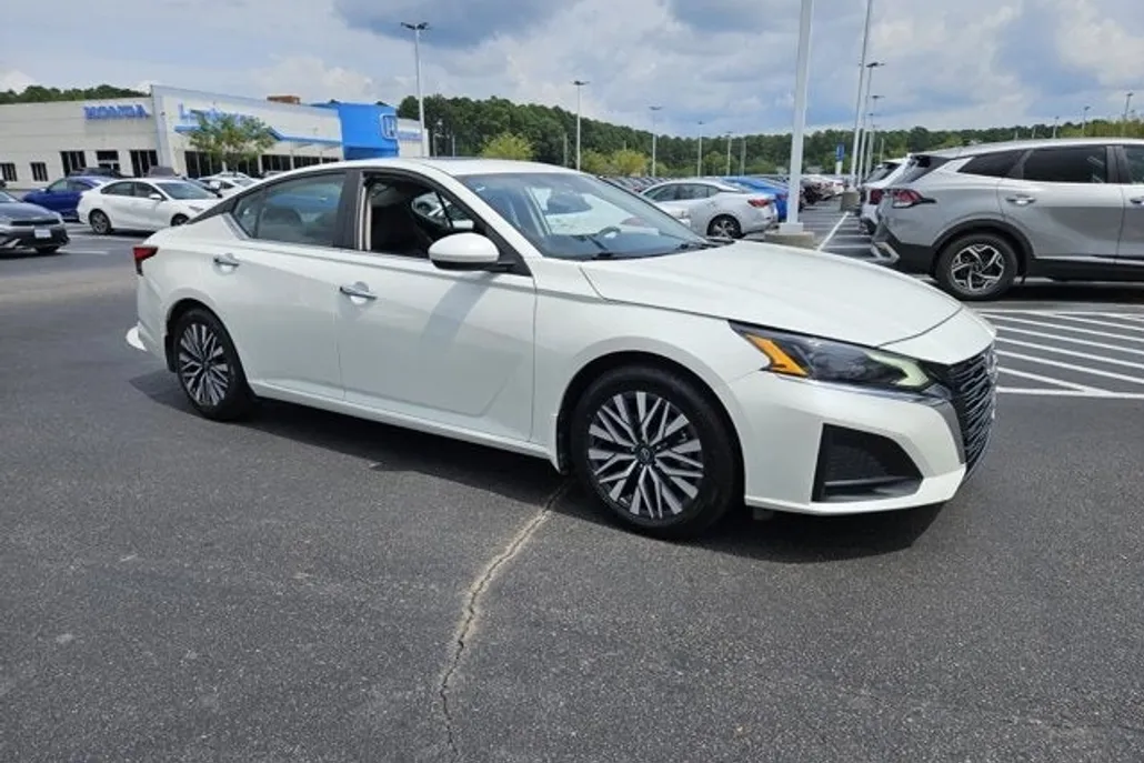 2024 Nissan Altima 2.5 SV photo 1