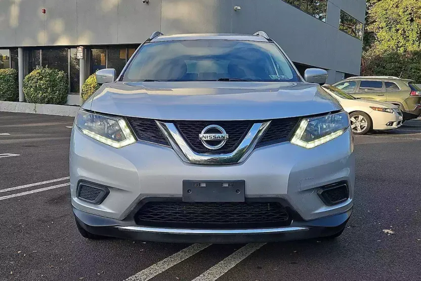 2015 Nissan Rogue SV photo 1