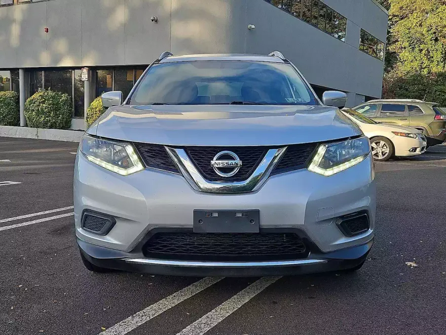 2015 Nissan Rogue SV photo 1