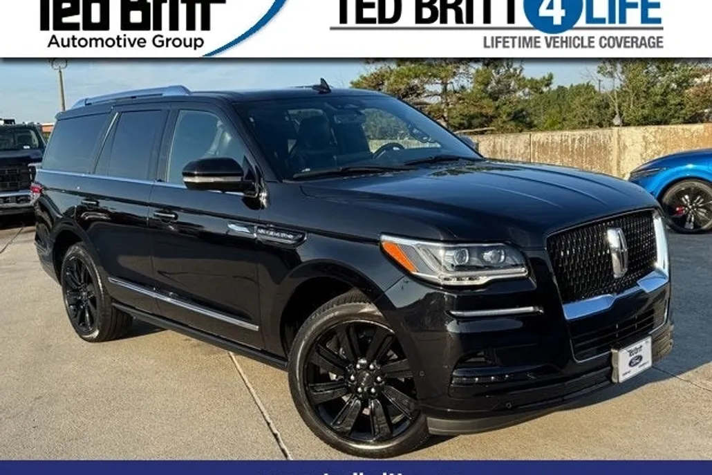 2022 Lincoln Navigator Reserve Monochromatic photo 1
