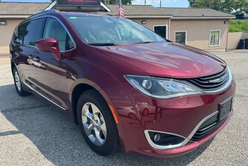 2018 Chrysler Pacifica Hybrid Touring L photo 1