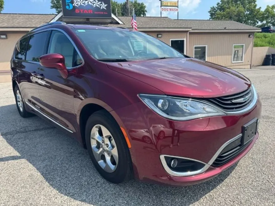 2018 Chrysler Pacifica Hybrid Touring L photo 1